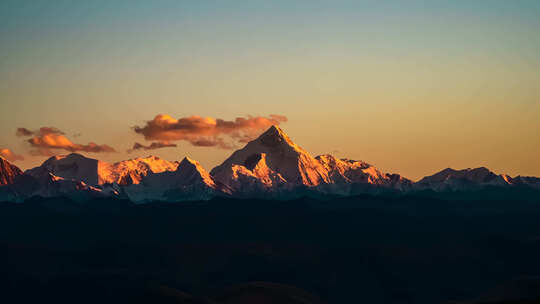 贡嘎雪山日照金山延时