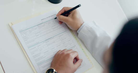医生、手写和在医疗检查表或患者信息调查上