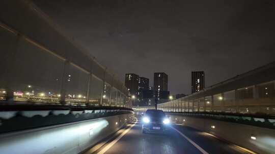 城市夜晚开车汽车窗外沿途风景马路