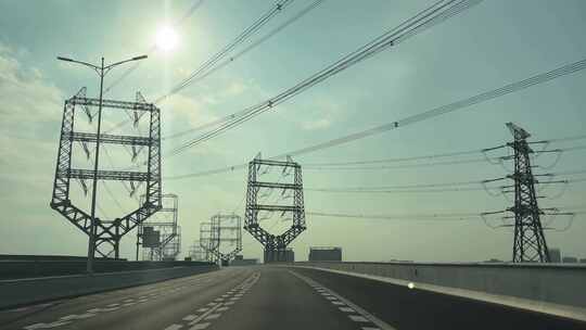 道路两侧的高压线公路电塔中国电力电网铁塔