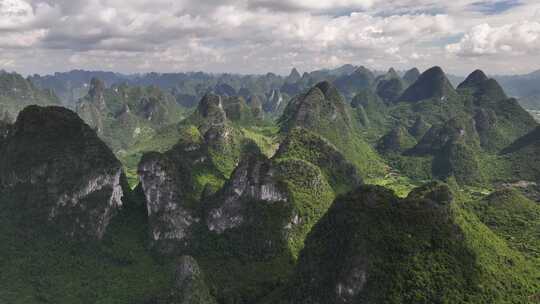 壮观的喀斯特地貌山峰全景