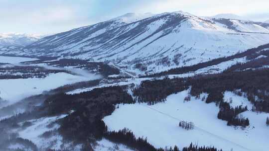 航拍新疆冬季喀纳斯河流晨雾雪山森林雪景