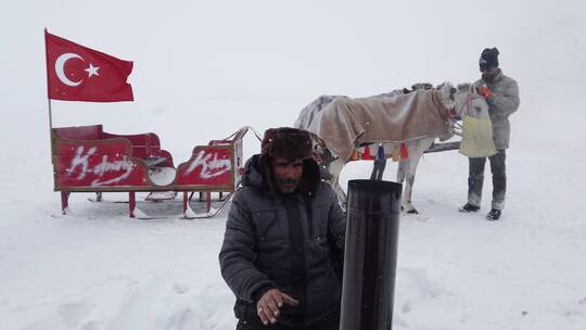 人们在雪地烧火取暖