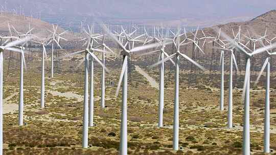 风力涡轮机在沙漠中的田野中旋转