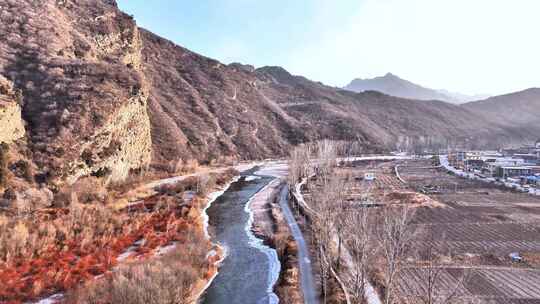 冬季河道结冰小溪水流