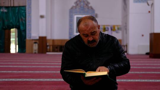 男子在清真寺阅读古兰经视频素材模板下载