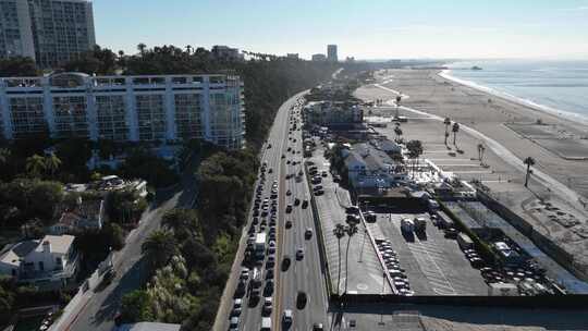 洛杉矶圣莫尼卡太平洋海岸高速公路上交通的