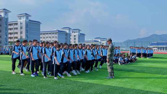 学校操场上新生军训大会4K视频素材模板下载