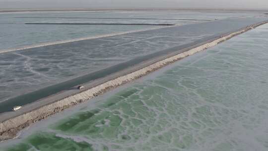 青海海西大柴旦翡翠湖湖面车辆航拍视频