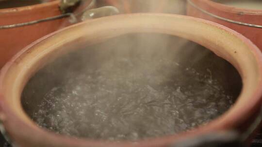 砂锅煮水准备熬粥