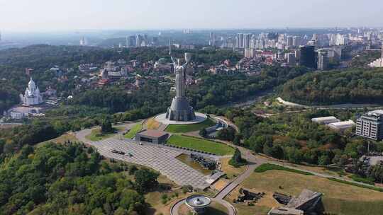 在乌克兰祖国著名的纪念碑周围驾驶无人机。夏天的基辅。鸟瞰。