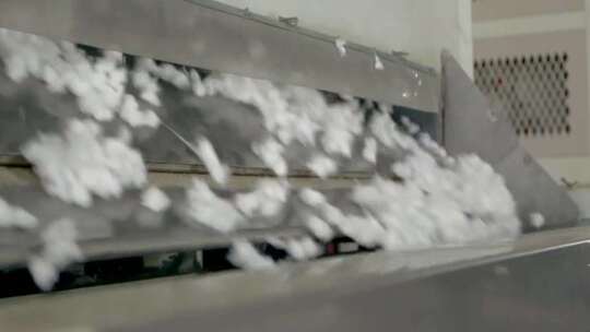 工厂机械流水线加工棉花全过程广告素材