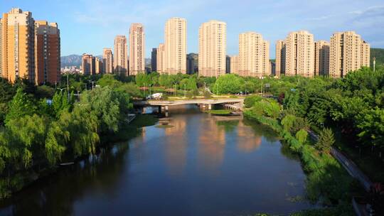 航拍城市河流和两侧楼房住宅宜居城市环境