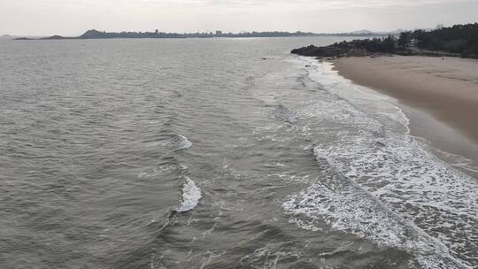 阴天海水沙滩航拍礁石海岸石头俯拍海上岩石