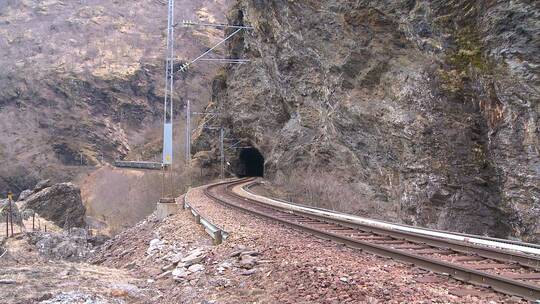 一列客运火车穿过山隧道