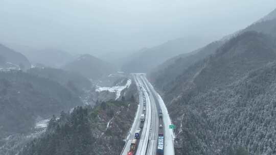 大雪中的高速公路