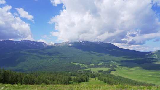 新疆北疆阿勒泰喀纳斯夏天雪山山脉自然风景