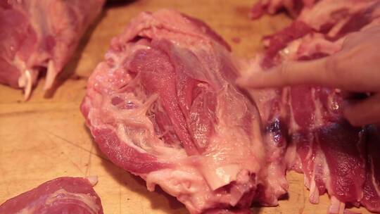 肉摊上案板上的猪肉五花肉视频素材模板下载