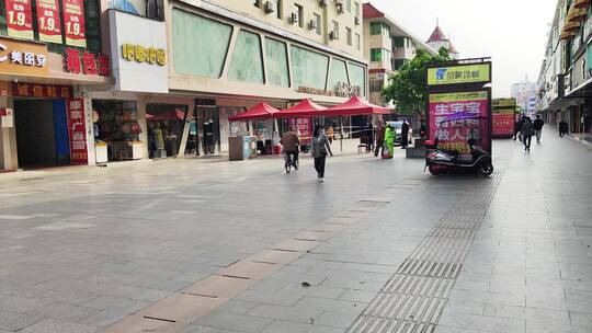 疫情小区门店步行街路上行人街头景象