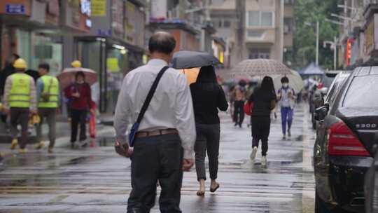 下雨行人脚步/居民楼/家长孩子走路打伞