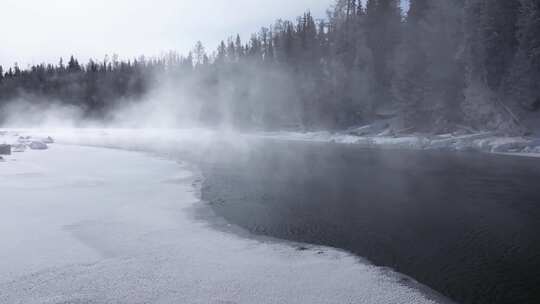 航拍新疆冬季喀纳斯神仙湾晨雾雪山森林雪景