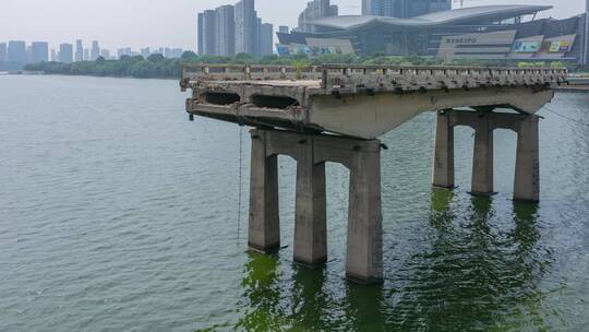 浑河激流中的旧桥老桥