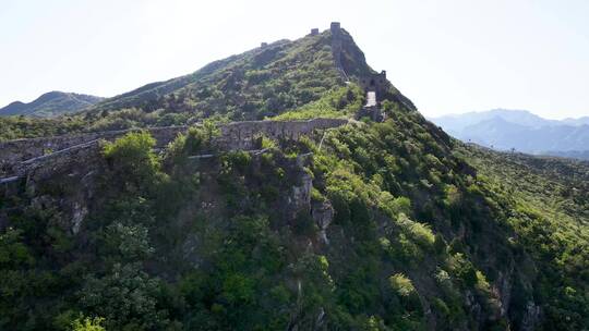 长城夏季晨光照耀青山绿水航拍