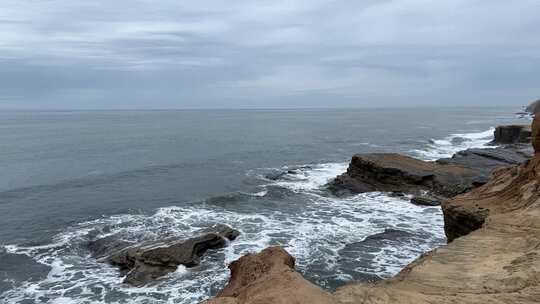 岩石海岸上的海浪