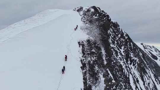 航拍攀登四川岷山山脉雪宝顶雪山的登山队