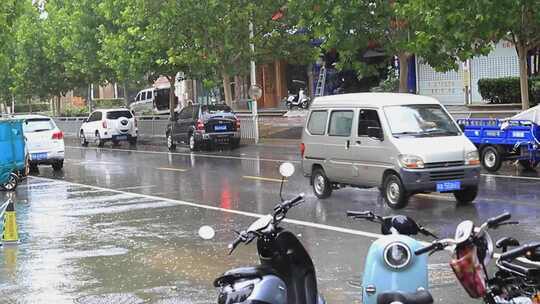 原声夏天刮风大雨街道小区树叶雨停