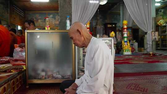 4k实拍僧人跪坐在寺庙，虔诚地祷告