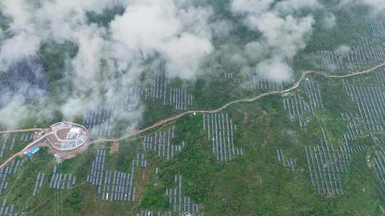 山地光伏太阳能板发电板航拍