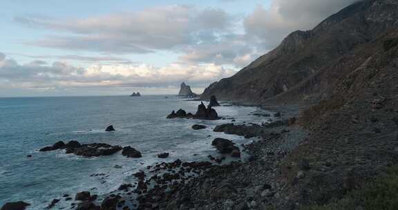 海上岩石地层的无人机镜头