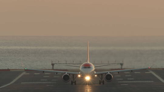 夕阳下的飞机