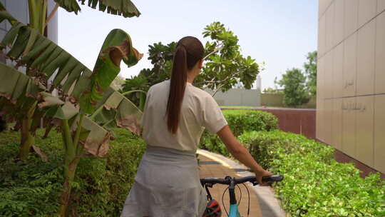 公园里骑自行车的女人