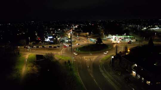 英国卢顿市夜间照明道路和交通的延时镜头