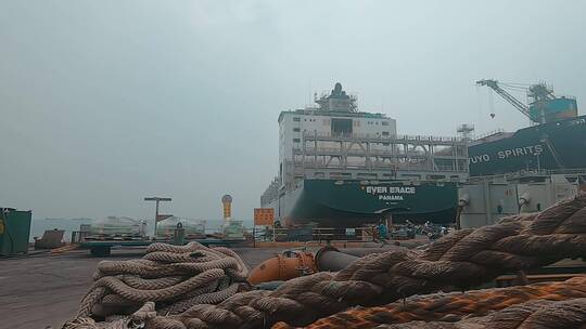 工业制造沿海造船厂工厂维修大型船坞缆绳