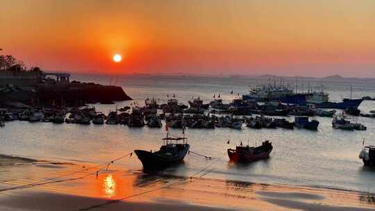 福建湄洲岛的橘子海，海边黄昏晚霞日落。