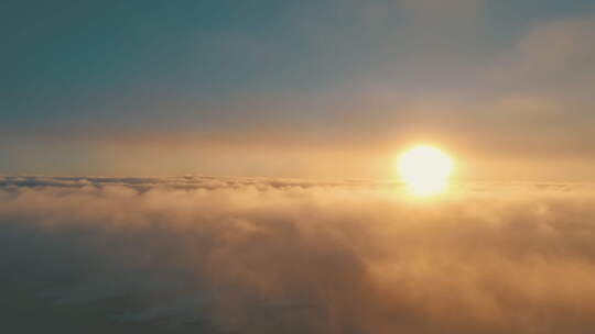 地面雾上的日落。南极洲无人机飞行