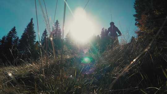 晴天骑着山地车下山的男人