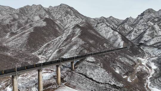 火车 雪山