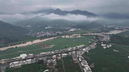 雨后小镇河流远山