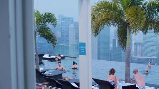 新加坡 来福士酒店无边泳池游泳视频素材模板下载