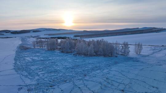 寒冬夕阳丘陵雪野雾凇