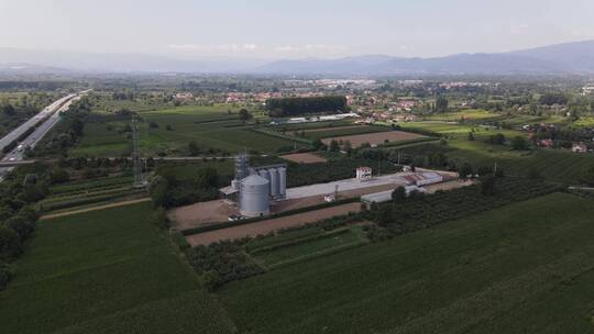无人机拍摄农场小麦筒仓视频素材模板下载