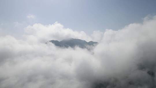 乌蒙山区雪后云雾缭绕的乡村