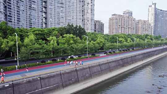 江边跑步晨跑 城市日出跑步健身