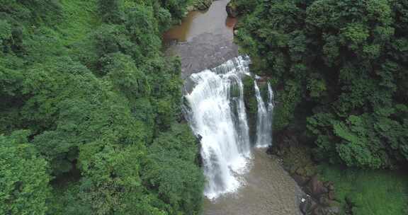 航拍雅安高叠洞瀑布自然风光高山流水