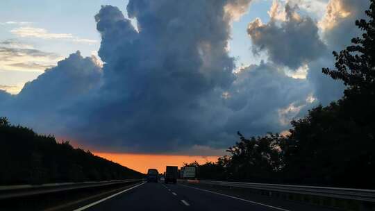 高速公路上的云彩