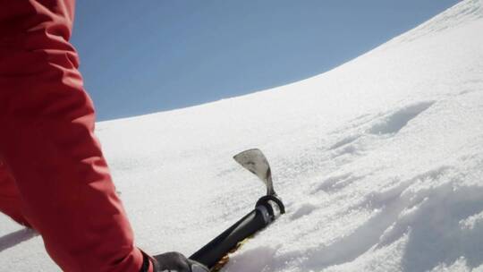 登山者使用登山工具攀登雪峰视频素材模板下载